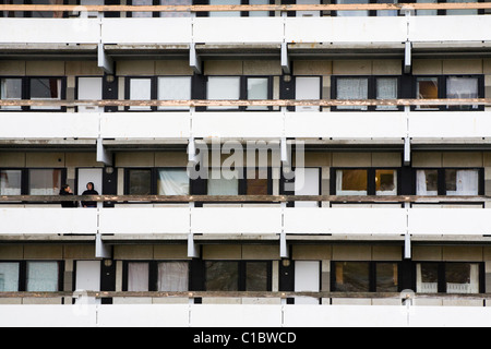 Les gens sur le balcon, appartements résidentiel, Qaqortoq (Julianehåb), le sud du Groenland Banque D'Images