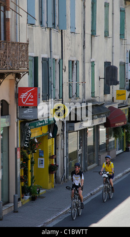 Les cyclistes passant par le centre-ville de St Pons de Thomieres dans le Haut Languedoc dans le sud de la France Banque D'Images