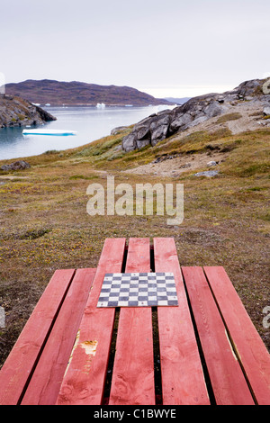 Table de pique-nique avec un échiquier, Narsaq, au sud du Groenland. Banque D'Images