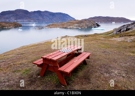 Table de pique-nique avec un échiquier, Narsaq, au sud du Groenland. Banque D'Images