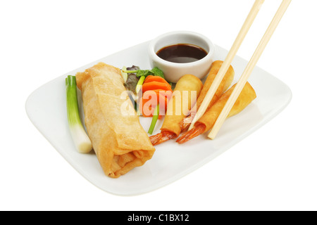 Baguettes choisir une crevette enveloppée d'une assiette de nourriture chinoise Banque D'Images
