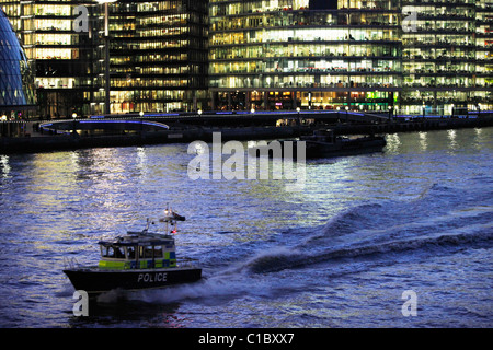 River bateau de police patrouillant sur la Tamise à Londres. La force de police maritime, parfois connu sous le nom de la rivière Thames Police. Banque D'Images