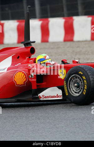 Pilote de course de Formule Un Ferrari Felipe Massa dans la voie des stands du circuit de Montmelo à Barcelone, Espagne 2011 Banque D'Images