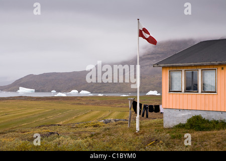 Le drapeau du Groenland à l'extérieur d'une chambre à Narsaq, au sud du Groenland. Banque D'Images