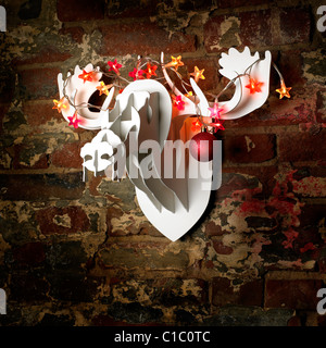 En bois blanc contemporain orignaux stag tête montée sur un mur décoré avec des lumières de Noël babioles et bois Banque D'Images