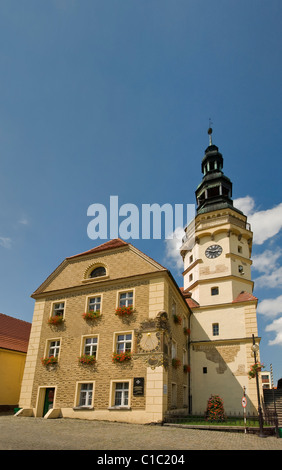 Mairie au Rynek (Place du Marché) dans Otmuchów, Opolskie, Haute Silésie, Pologne Banque D'Images