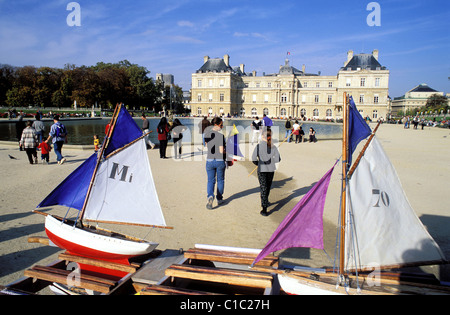 France, Paris, jardin du Luxembourg, petit bateau à voile (jouets pour louer), Senatee (Palais du Luxembourg) dans l'arrière-plan Banque D'Images