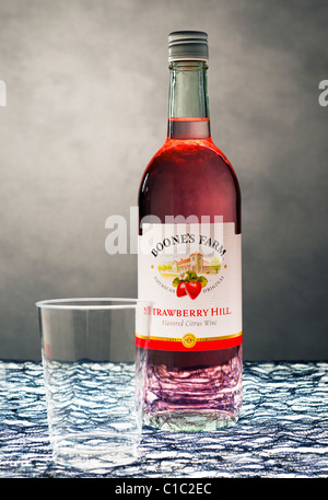 Boones Farm Strawberry Hill bouteille de vin et une tasse en plastique Banque D'Images