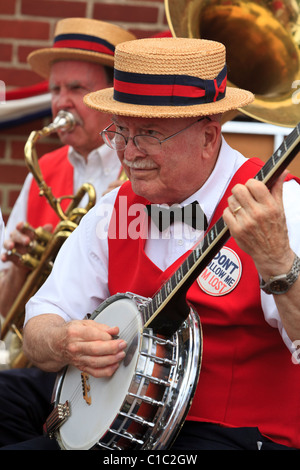 Homme jouant du banjo à un spectacle en plein air Banque D'Images