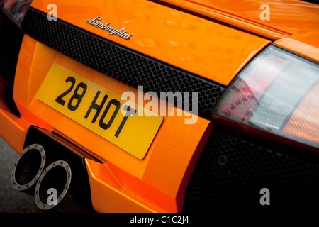 Une orange Lamborghini super voiture avec le numéro de la plaque chaude 28. Banque D'Images