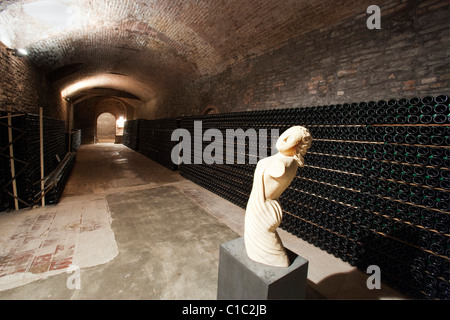 Cathédrale vin souterraine Bosca à Canelli, la sculpture de l'artiste P. Spinoglio, Asti, Piémont, Italie, Europe Banque D'Images