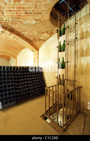 Cathédrale vin souterraine Bosca à Canelli, bouteille ancienne ascenseur, Asti, Piémont, Italie, Europe Banque D'Images