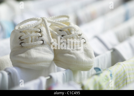 Chaussons de bébé est en train de sécher sur la vidange board Banque D'Images