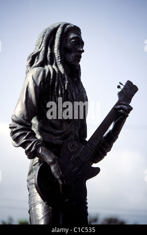 La Jamaïque, la paroisse de Saint-André, Kingstown Statue de Bob Marley en face de sa maison musée Banque D'Images