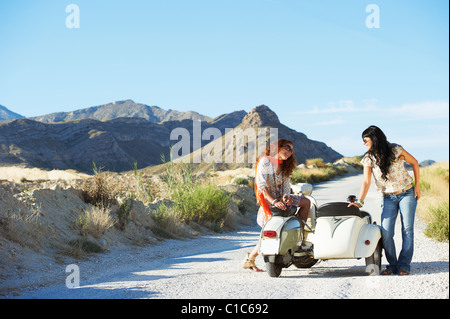Les femmes assises sur moto et side-car Banque D'Images