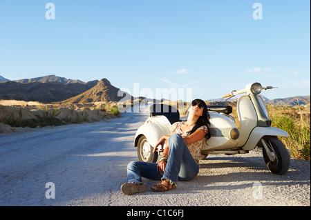 Woman leaning sur moto et side-car Banque D'Images