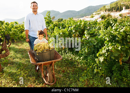 Père et fils avec des raisins de la vigne Banque D'Images