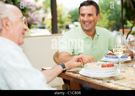 Père et fils en train de déjeuner Banque D'Images