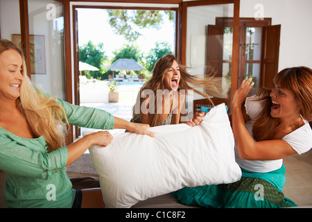 Les femmes Body Glamour on hotel bed Banque D'Images