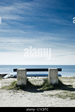 Banc avec vue sur l'océan France, Europe Banque D'Images