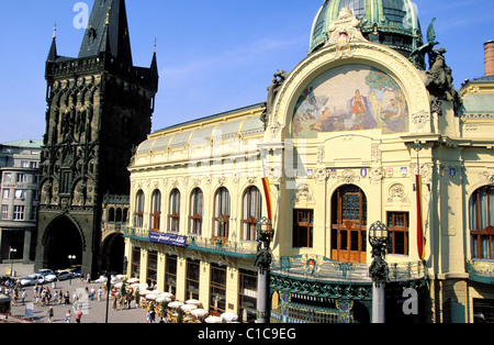 République tchèque, Prague, la Maison Municipale (Obecni Dum) et de la Tour Poudrière Banque D'Images
