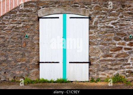 Portes de garage en bois blanc en mur, France, Europe Banque D'Images