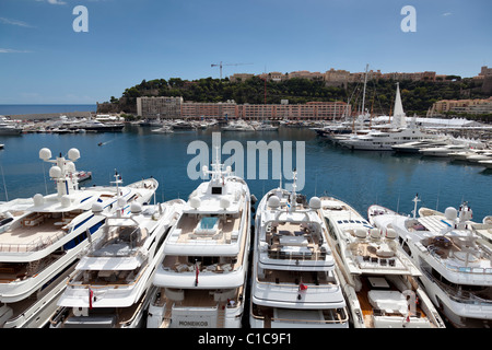 Vue vers le bas sur une rangée de grands bateaux amarrés au port et à l'Hercule à Monaco. Banque D'Images