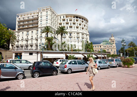 Femme marche sur la chaussée au-dessus du port de Monte-Carlo. Banque D'Images