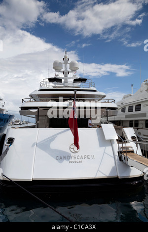 Arrière du super yacht 'Candyscape II' accosté dans le port de Port Hercule à Monaco. Banque D'Images