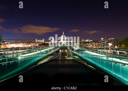 St Pauls Cathedral photographié du Millennium Bridge, Westminster Banque D'Images