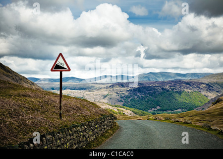 Inscrivez-vous sur la pente sur une route de montagne rural hill à Honister Pass de la Petite Venise dans le Lake District, en Angleterre, Royaume-Uni Banque D'Images