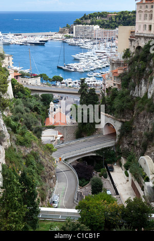 Vue vers le bas sur le port de Port Hercule à Monaco, avec le complexe système de tunnel routier et évident au premier plan. Banque D'Images