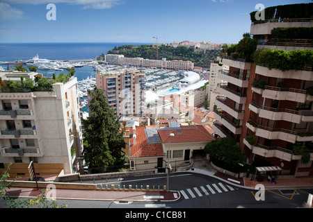 Vue vers le bas sur le port de Port Hercule à Monaco, visible entre le mélange des styles de construction architecturale. Banque D'Images