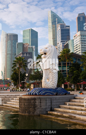 La statue du Merlion avec la ville en arrière-plan, Marina Bay, Singapour Banque D'Images