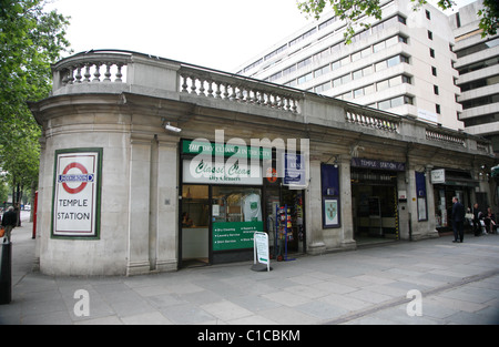 Vue générale gv de l'entrée de la station de métro Temple à Londres, en Angleterre. Banque D'Images