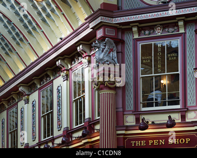 Leadenhall Market, ville de Londres. Floral victorien panneaux en céramique, en fonte et griffins chapiteaux ioniques par Sir Horace Jones Banque D'Images