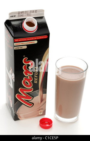 Ouvrez la boîte de Mars refuel chocolat au lait boire avec un verre Tumbler Banque D'Images