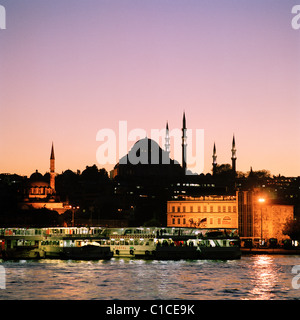 Un crépuscule vue sur la Corne d'Eminonu à et la mosquée Suleymaniye (Suleyman Camii) d'Istanbul en Turquie. Banque D'Images