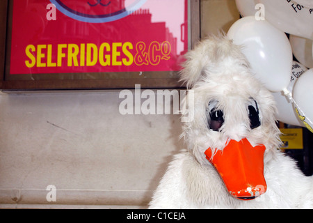 Un canard PETA manifestations devant de Selfridges dans une tentative de les arrêter la vente de Foie Gras dans leur magasin Londres, Angleterre - 09.04.09 Banque D'Images