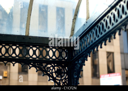 Boutiques indépendantes en Byram Arcade shopping centre Huddersfield Banque D'Images