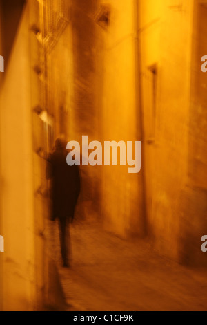 Personne qui marche dans la ruelle sombre chemin de nuit Banque D'Images