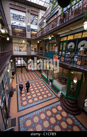 Boutiques indépendantes en Byram Arcade shopping centre Huddersfield Banque D'Images