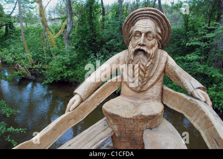 Banc décoratif - une sculpture taillée dans un arbre à la river resort Banque D'Images