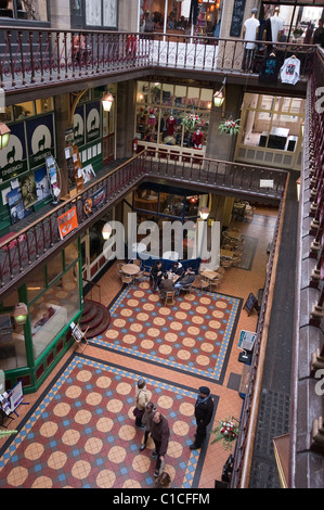 Boutiques indépendantes en Byram Arcade shopping centre Huddersfield Banque D'Images