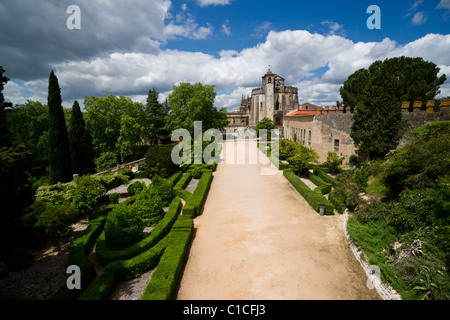 L'église ronde et le jardin du couvent du Christ à Tomar (Portugal), reconnu comme site du patrimoine mondial de l'UNESCO Banque D'Images