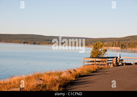 Vues du lac Hotel,Lac Yellowstone,chaîne Teton Mountains,Dot Island, Ranger Station, supermarché, parc de Yellowstone, Wyoming, USA Banque D'Images