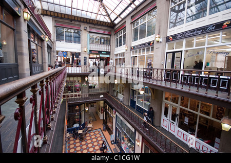 Boutiques indépendantes en Byram Arcade shopping centre Huddersfield Banque D'Images