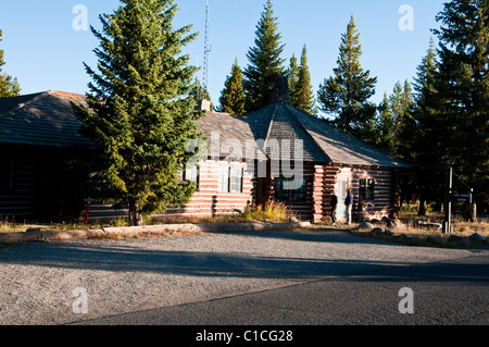 Vues du lac Hotel,Lac Yellowstone,chaîne Teton Mountains,Dot Island, Ranger Station, supermarché, parc de Yellowstone, Wyoming, USA Banque D'Images