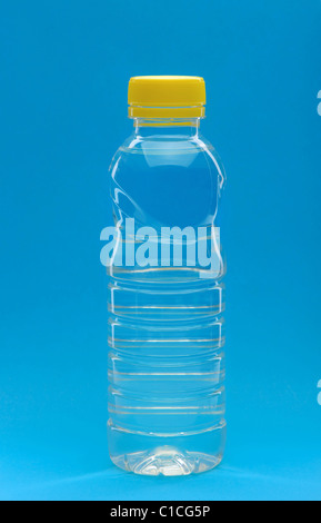 Bouteille avec l'eau. C'est sur un fond bleu Banque D'Images