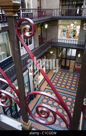 Boutiques indépendantes en Byram Arcade shopping centre Huddersfield Banque D'Images